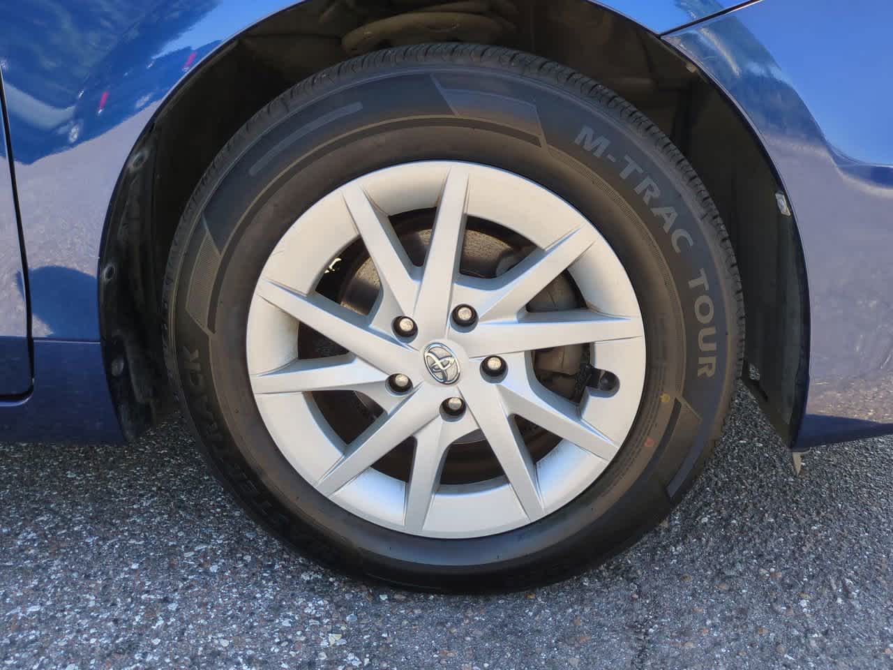 Thumbnail: 2014 Toyota Prius v - 11