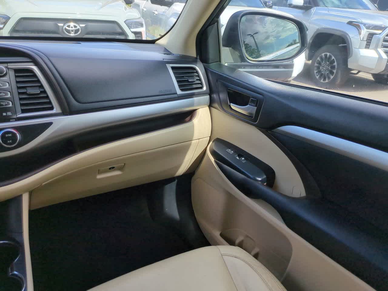 Thumbnail: 2016 Toyota Highlander - 17