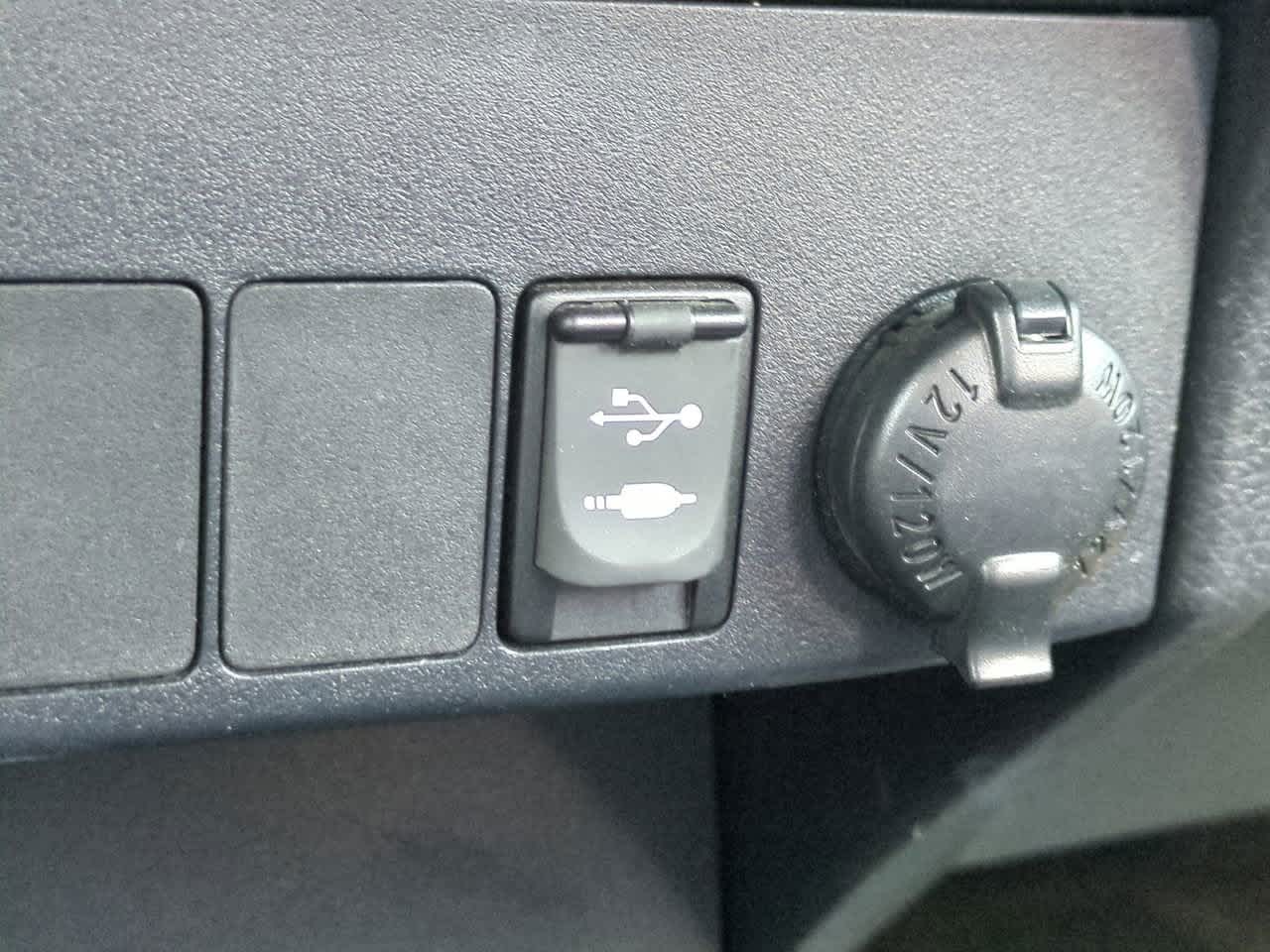 Thumbnail: 2013 Toyota RAV4 - 21