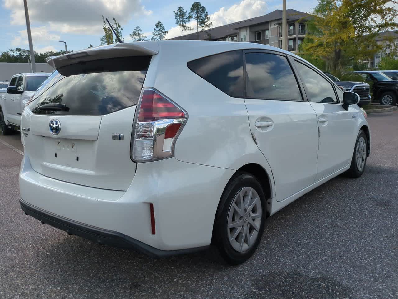 Thumbnail: 2015 Toyota Prius v - 5