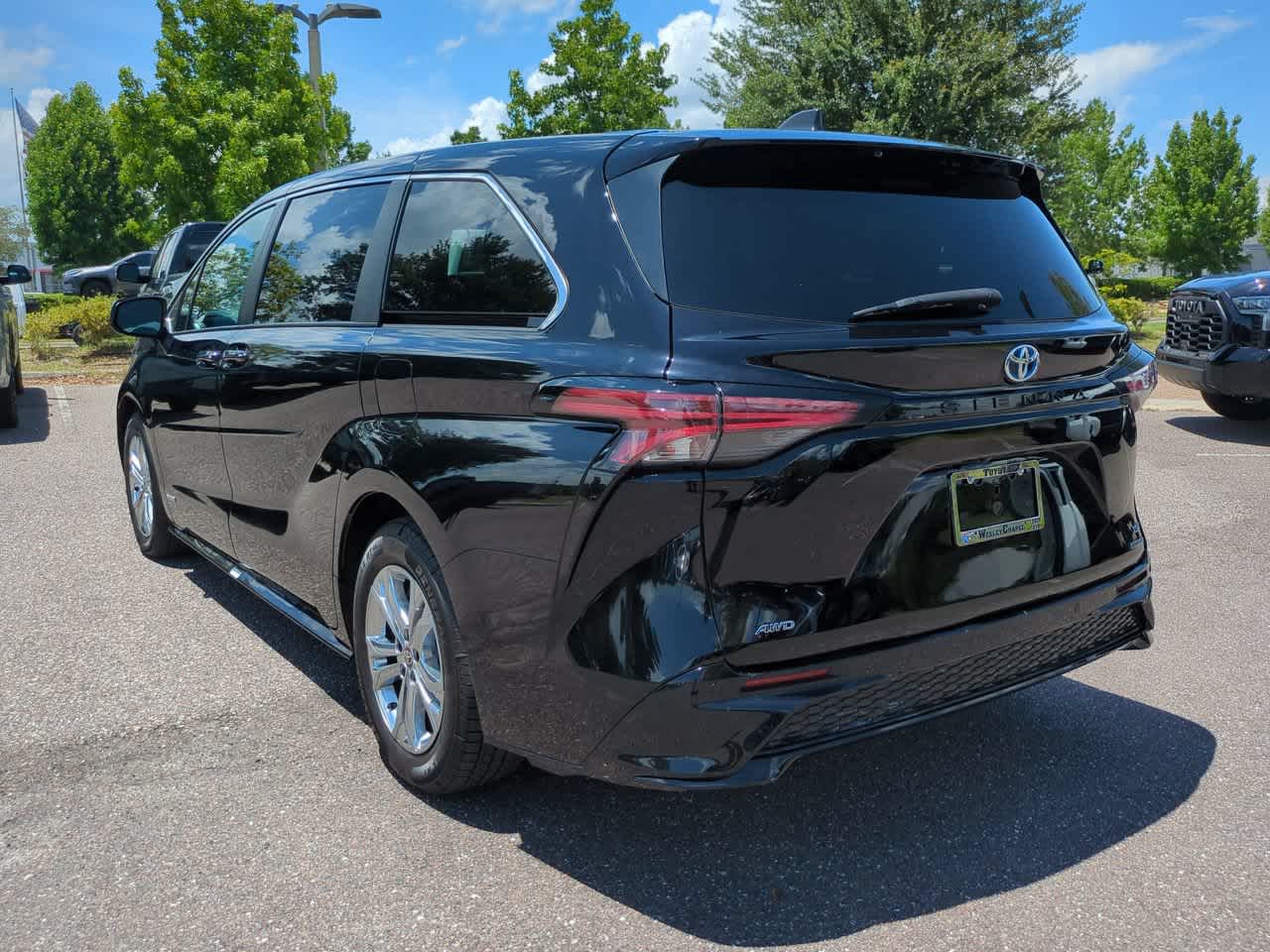 Thumbnail: 2021 Toyota Sienna - 4