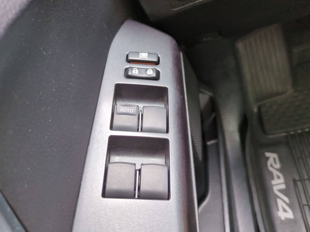 Thumbnail: 2018 Toyota RAV4 - 22