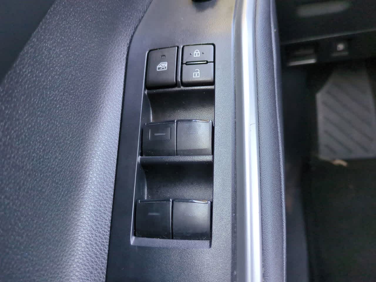 Thumbnail: 2023 Toyota Highlander - 24