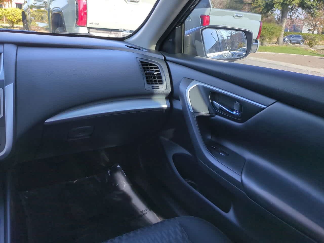 Thumbnail: 2017 Nissan Altima - 16