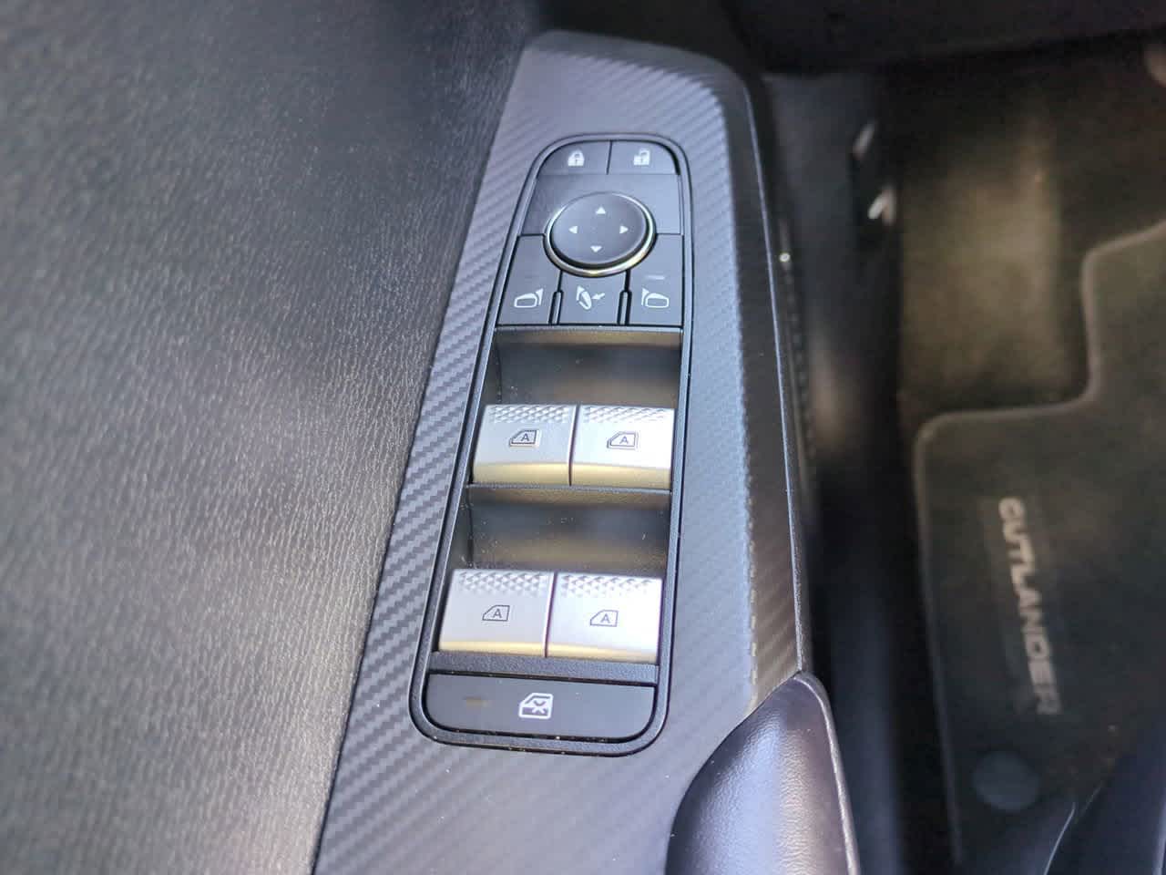 Thumbnail: 2025 Mitsubishi Outlander - 24