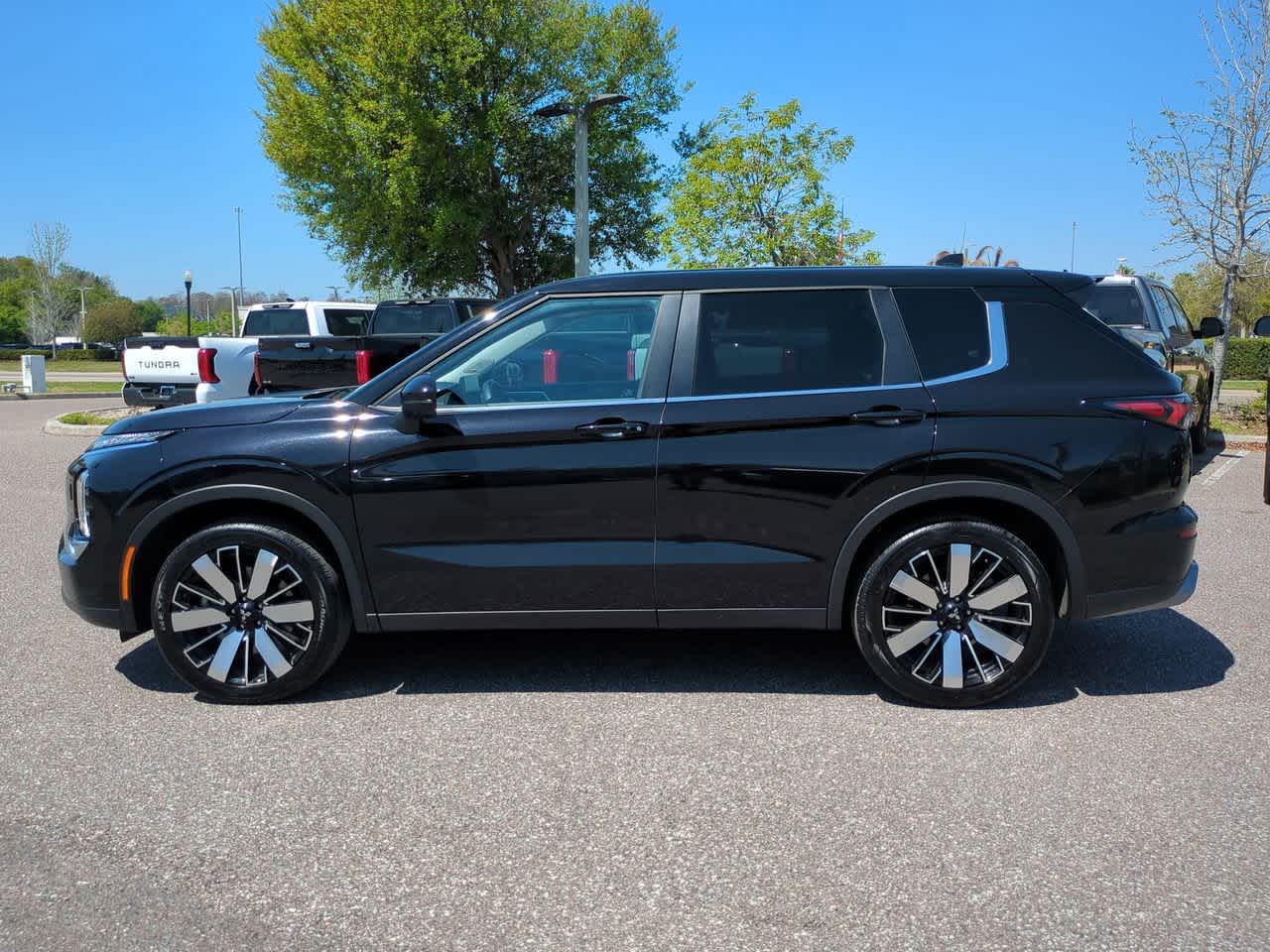 Thumbnail: 2025 Mitsubishi Outlander - 3