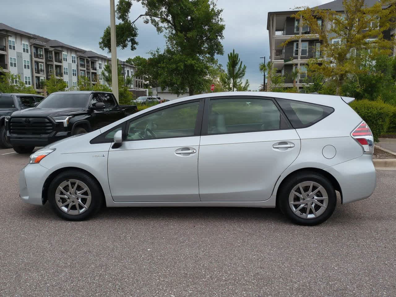 Thumbnail: 2015 Toyota Prius v - 3