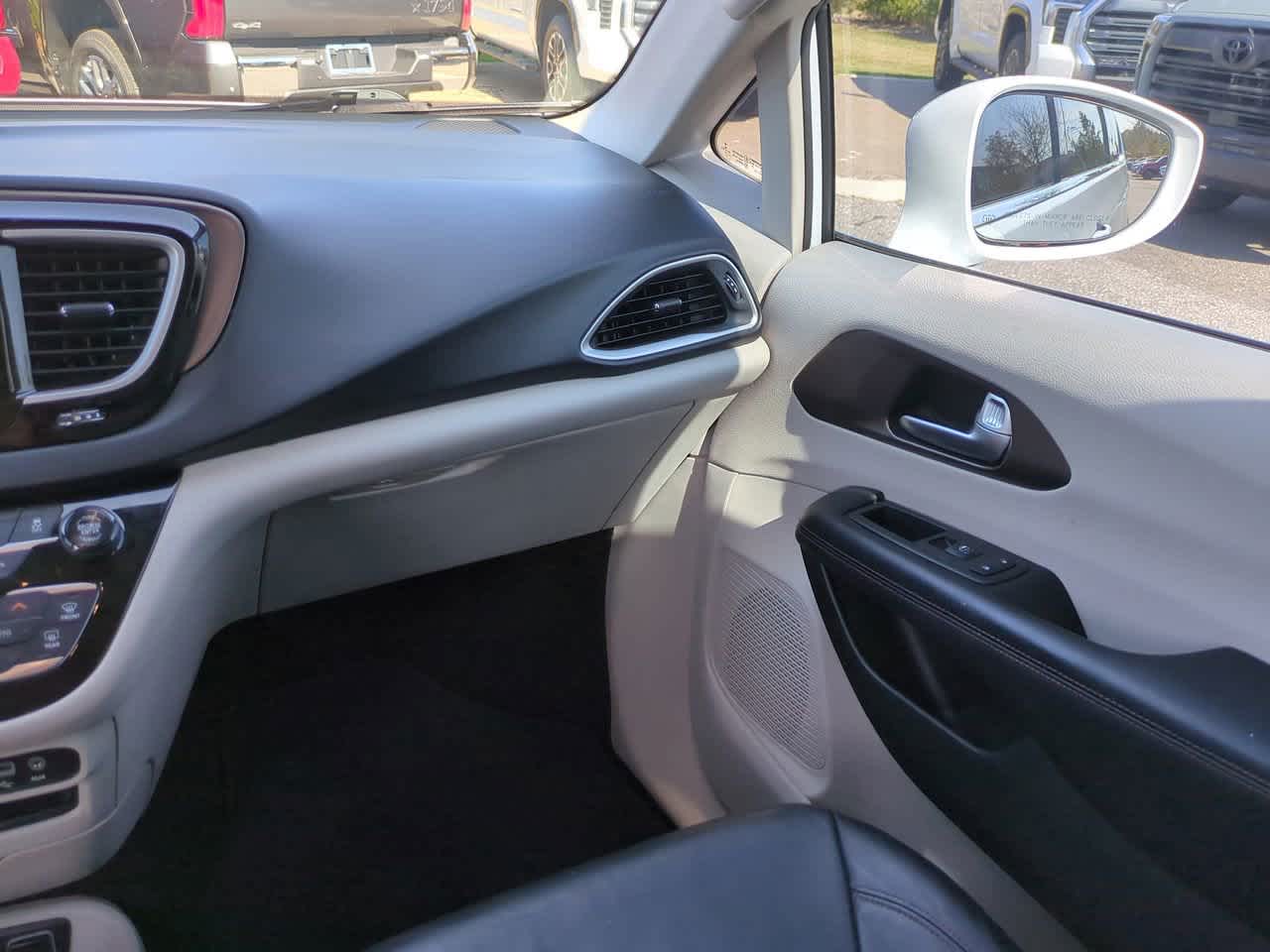 Thumbnail: 2018 Chrysler Pacifica - 17