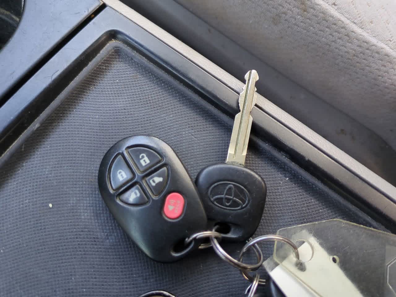 Thumbnail: 2015 Toyota Sienna - 23
