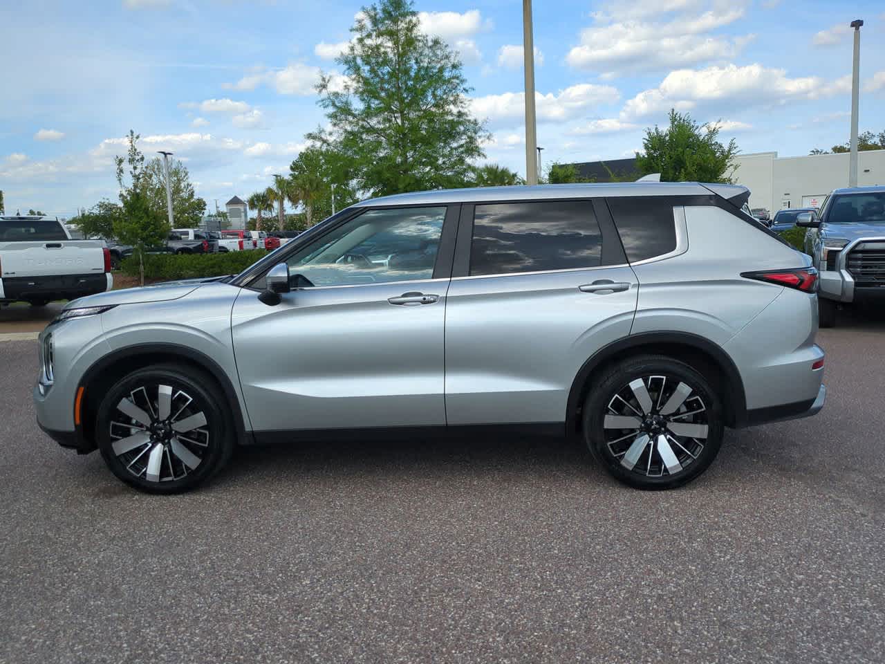Thumbnail: 2025 Mitsubishi Outlander - 3