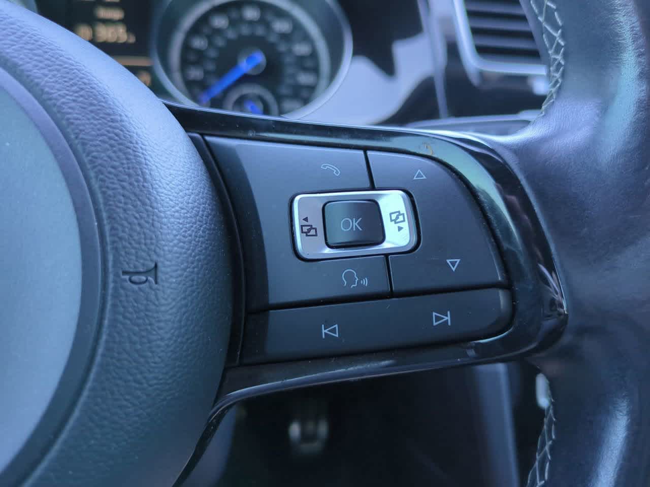 Thumbnail: 2016 Volkswagen Golf - 25