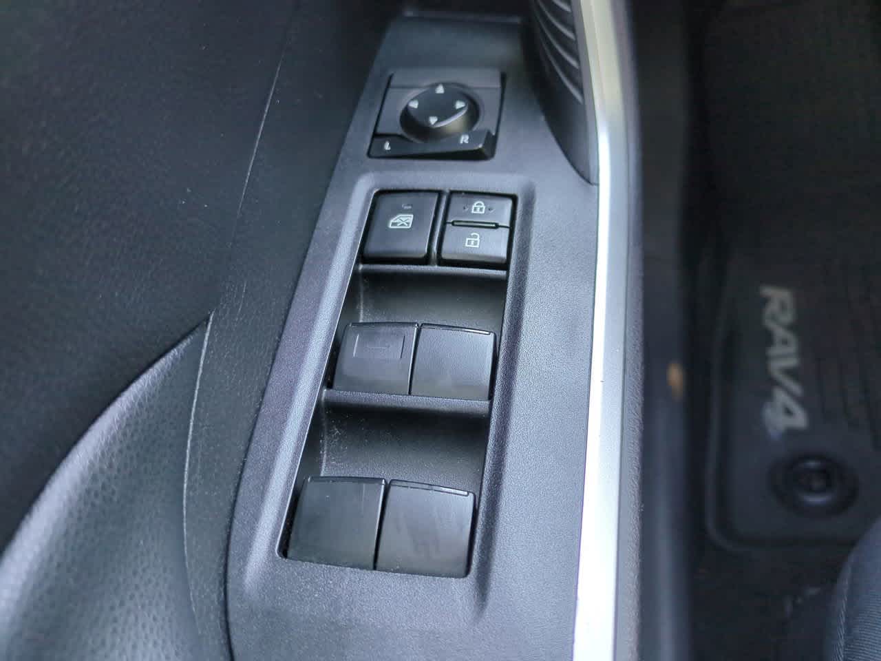 Thumbnail: 2020 Toyota RAV4 - 21