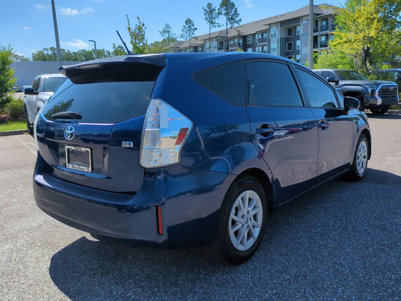 Thumbnail: 2014 Toyota Prius v - 6