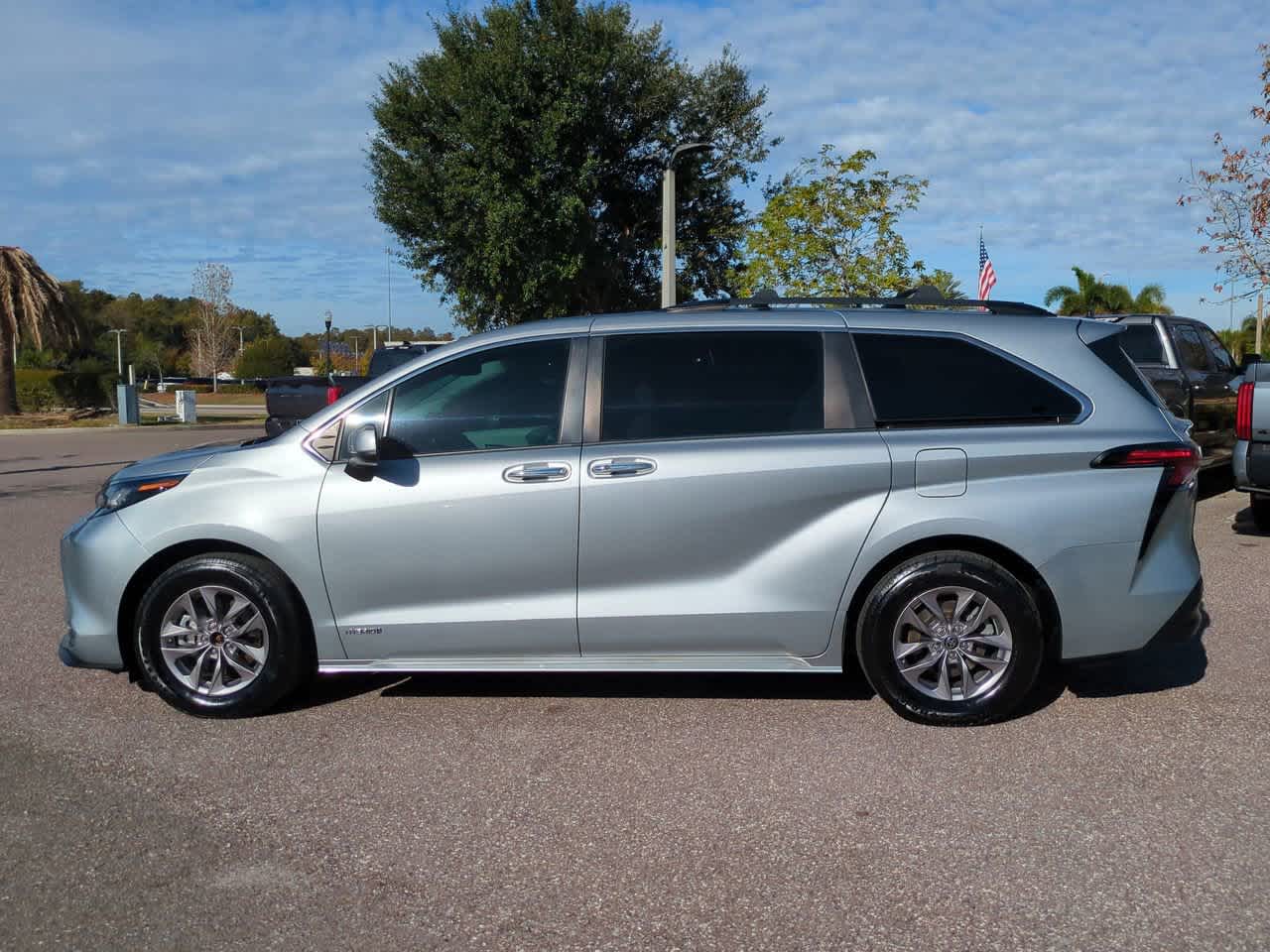 Thumbnail: 2021 Toyota Sienna - 3