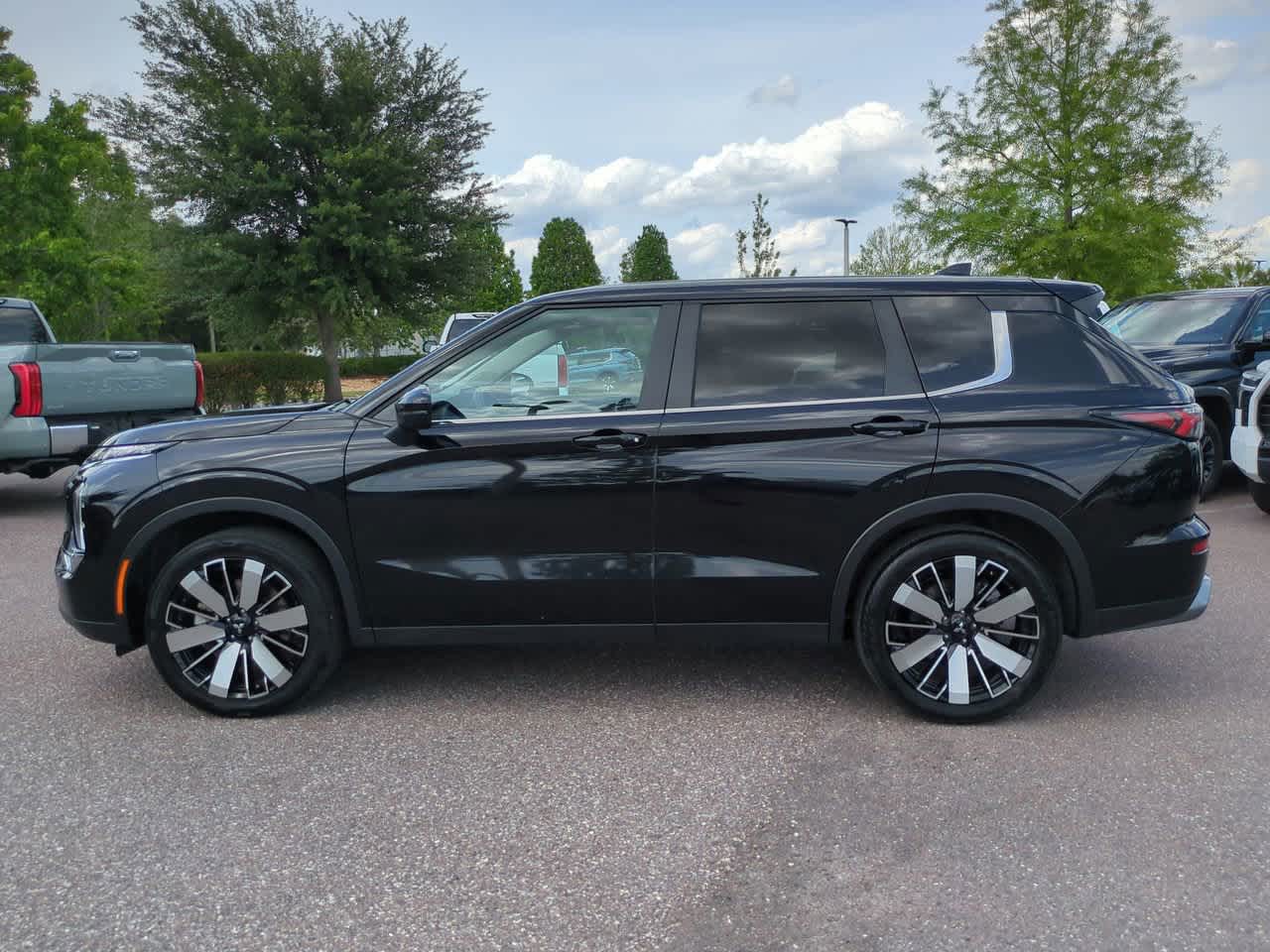 Thumbnail: 2025 Mitsubishi Outlander - 3