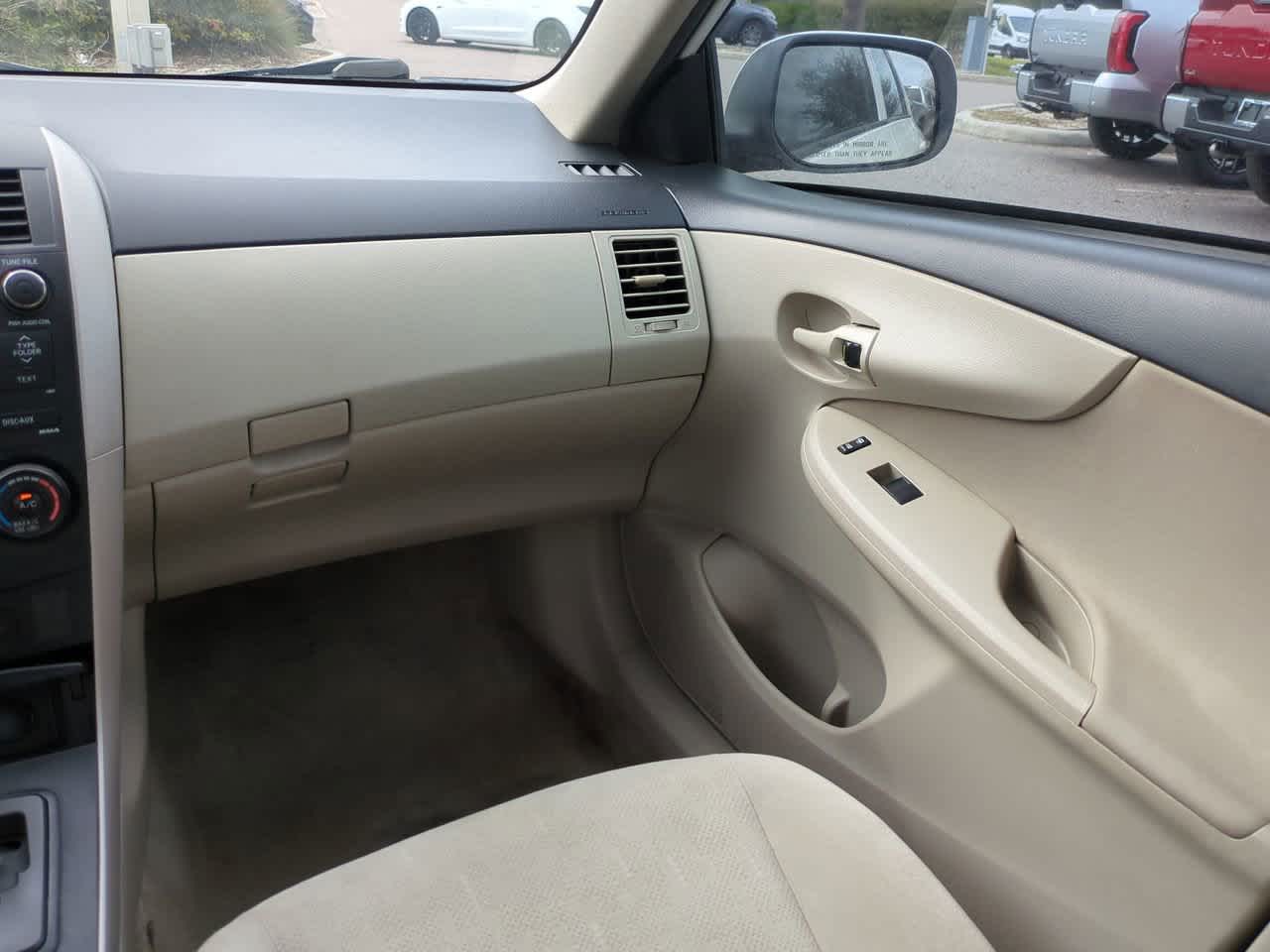 Thumbnail: 2013 Toyota Corolla - 16