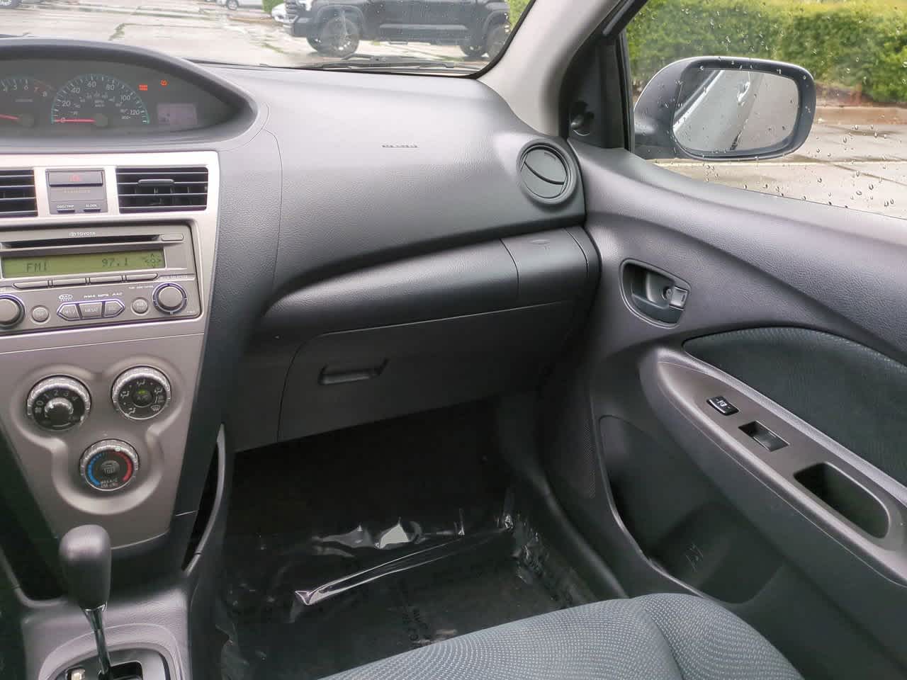 Thumbnail: 2012 Toyota Yaris - 16