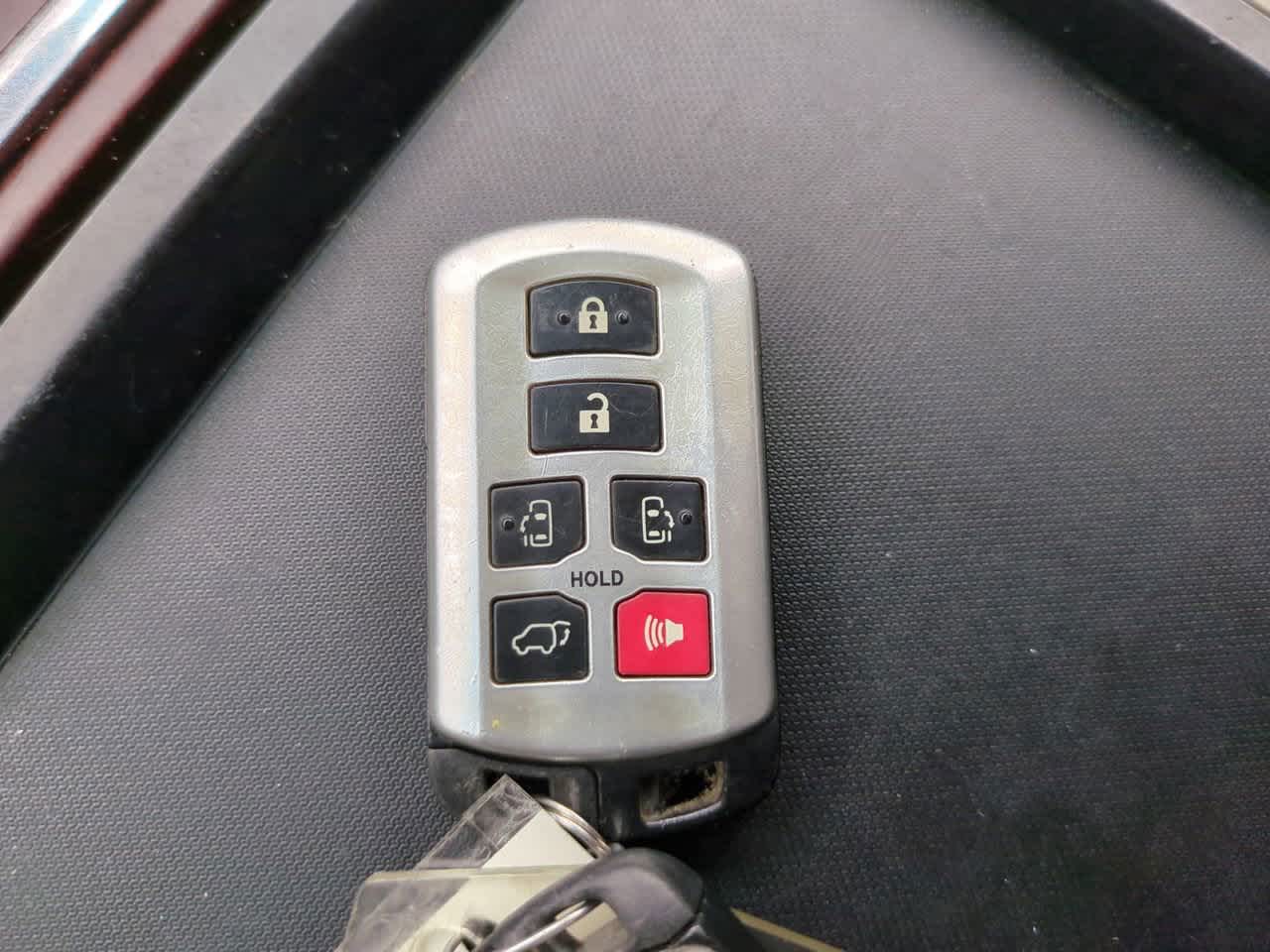 Thumbnail: 2011 Toyota Sienna - 29