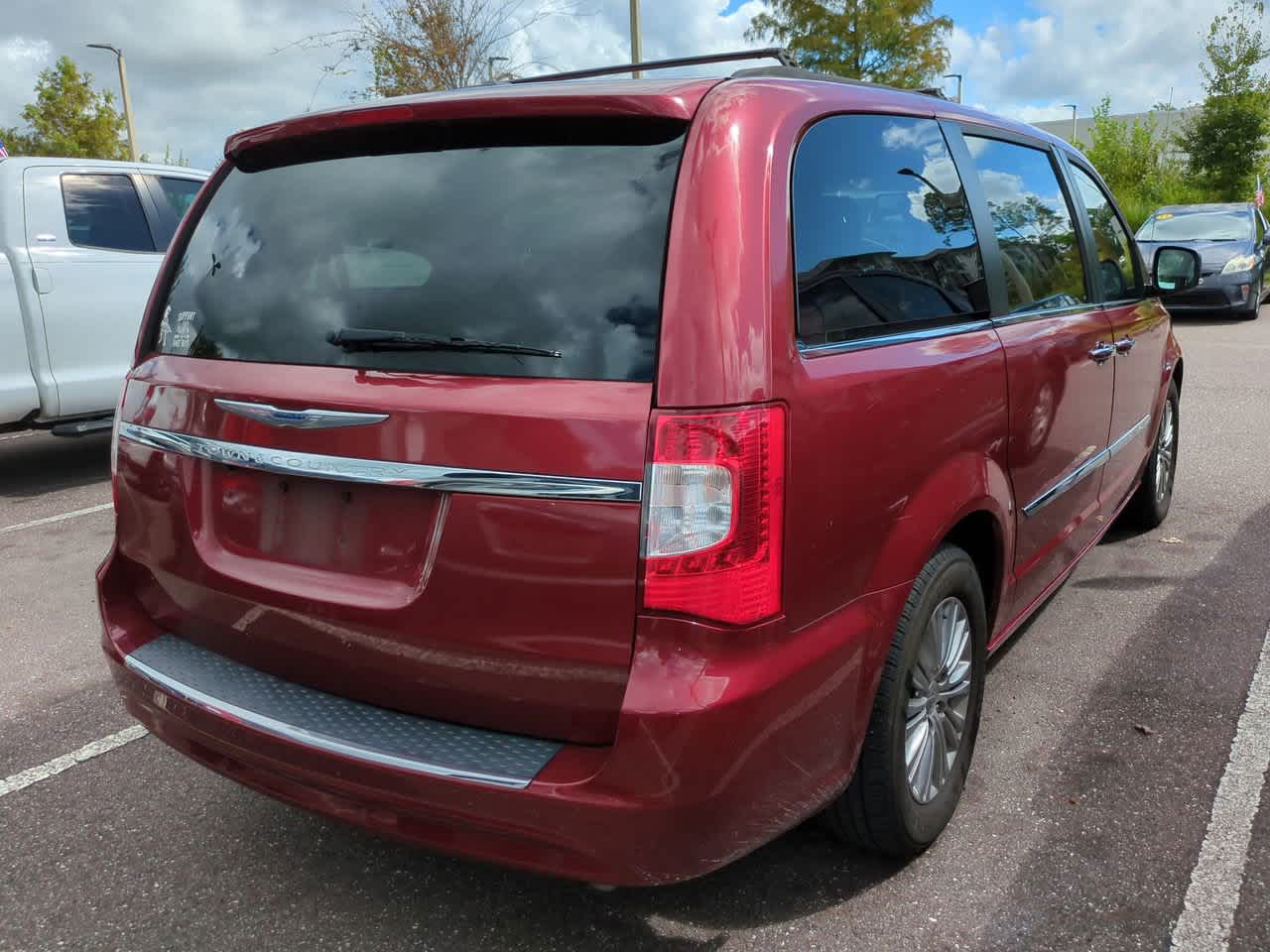 Thumbnail: 2016 Chrysler Town & Country - 7