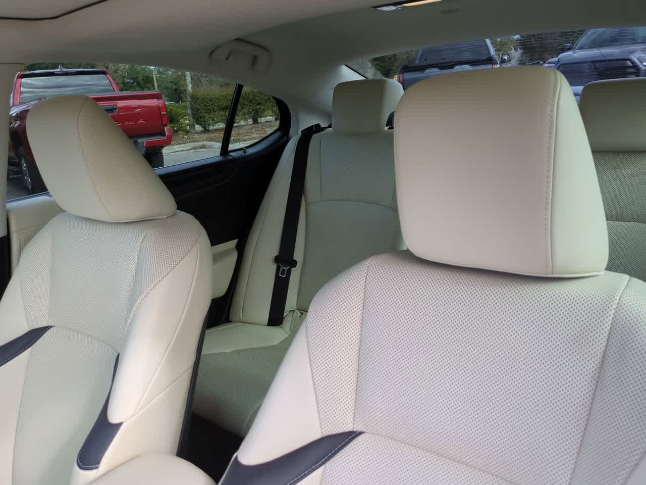 Thumbnail: 2022 Lexus ES - 8