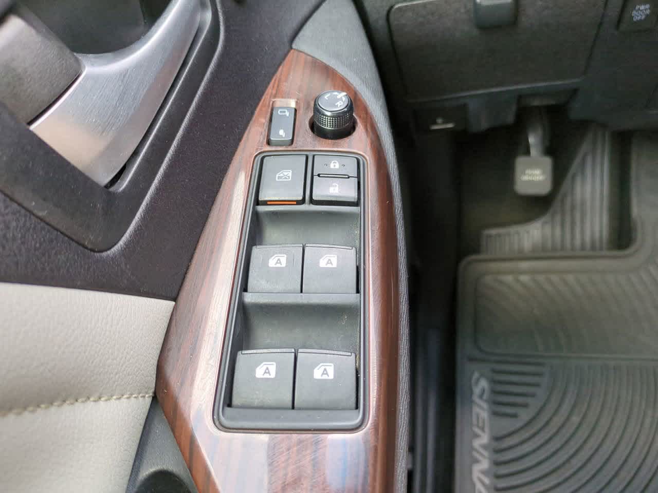 2015 Toyota Sienna Limited 25