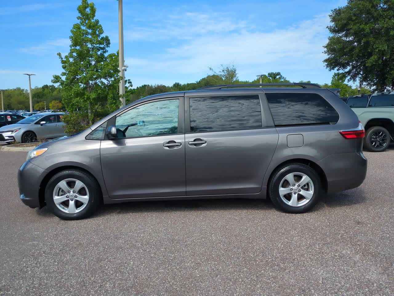 Thumbnail: 2017 Toyota Sienna - 3