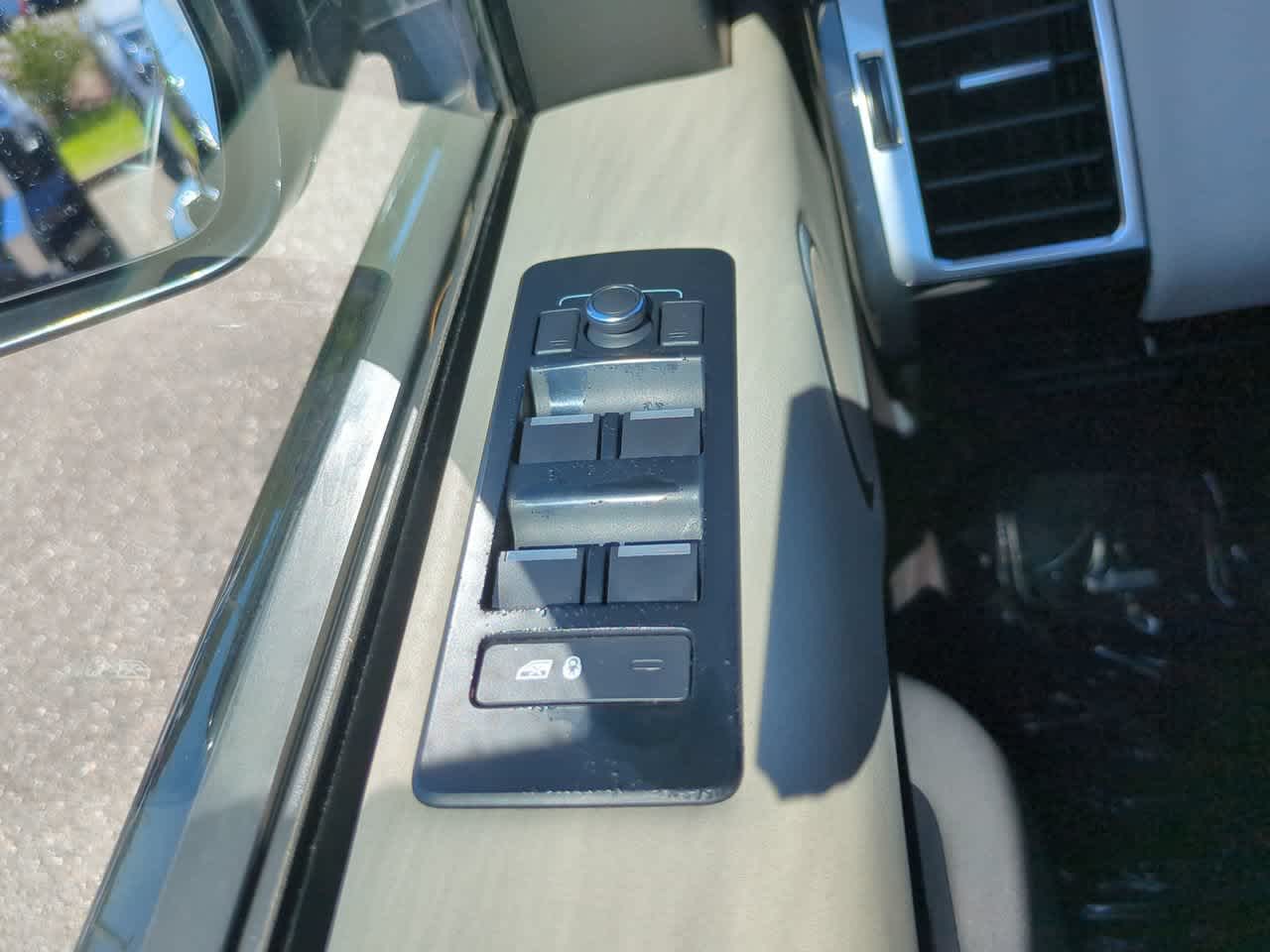 Thumbnail: 2017 Land Rover Discovery - 22