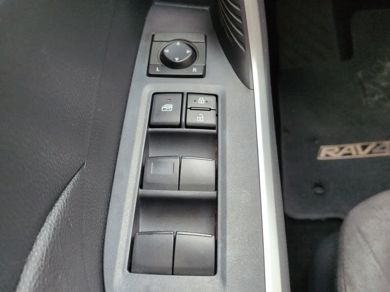 Thumbnail: 2019 Toyota RAV4 - 21
