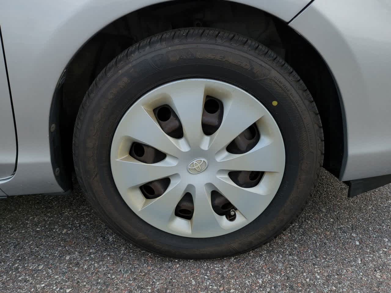 Thumbnail: 2014 Toyota Prius c - 11