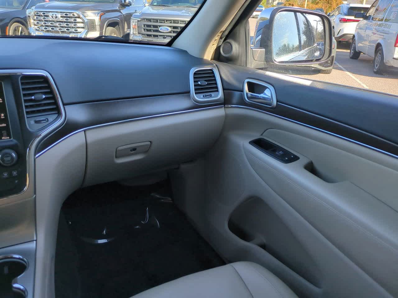 Thumbnail: 2015 Jeep Grand Cherokee - 16