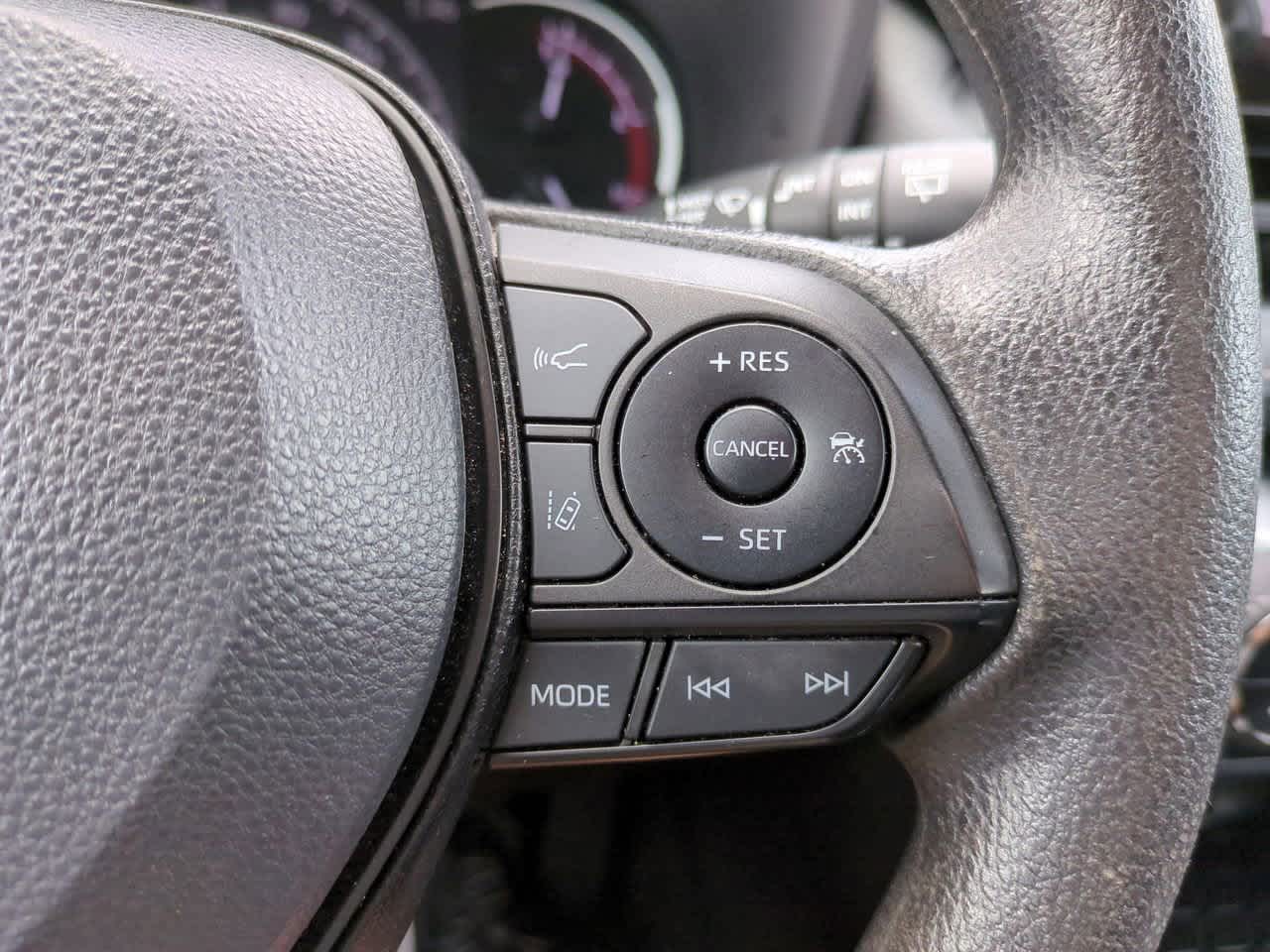 2023 Toyota RAV4 XLE 23
