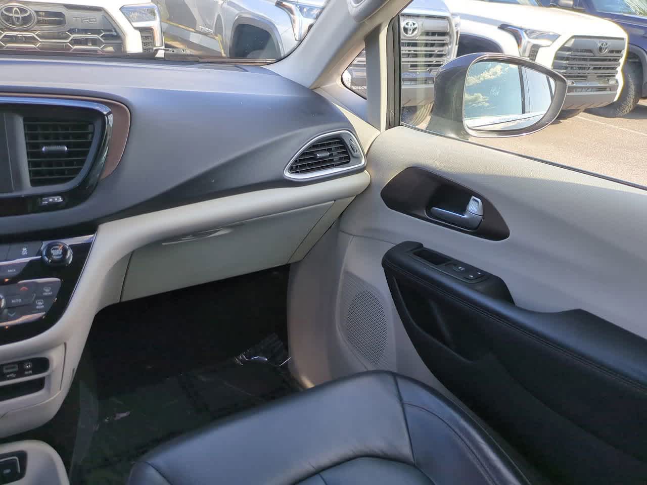 Thumbnail: 2017 Chrysler Pacifica - 17