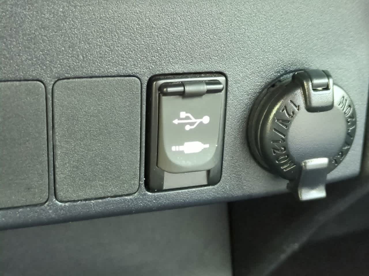 Thumbnail: 2018 Toyota RAV4 - 23