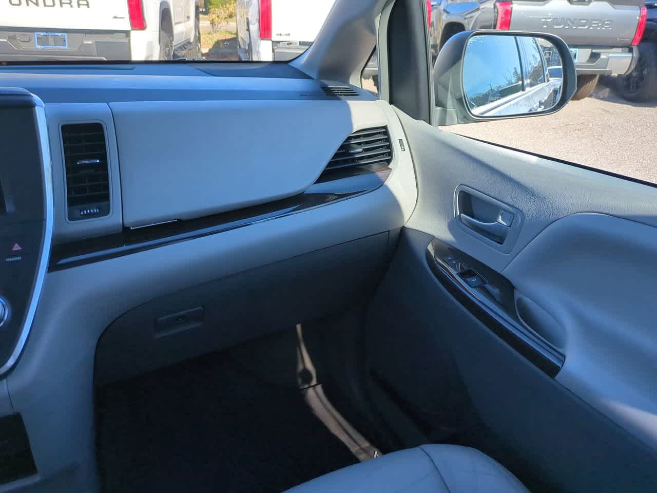 Thumbnail: 2017 Toyota Sienna - 17