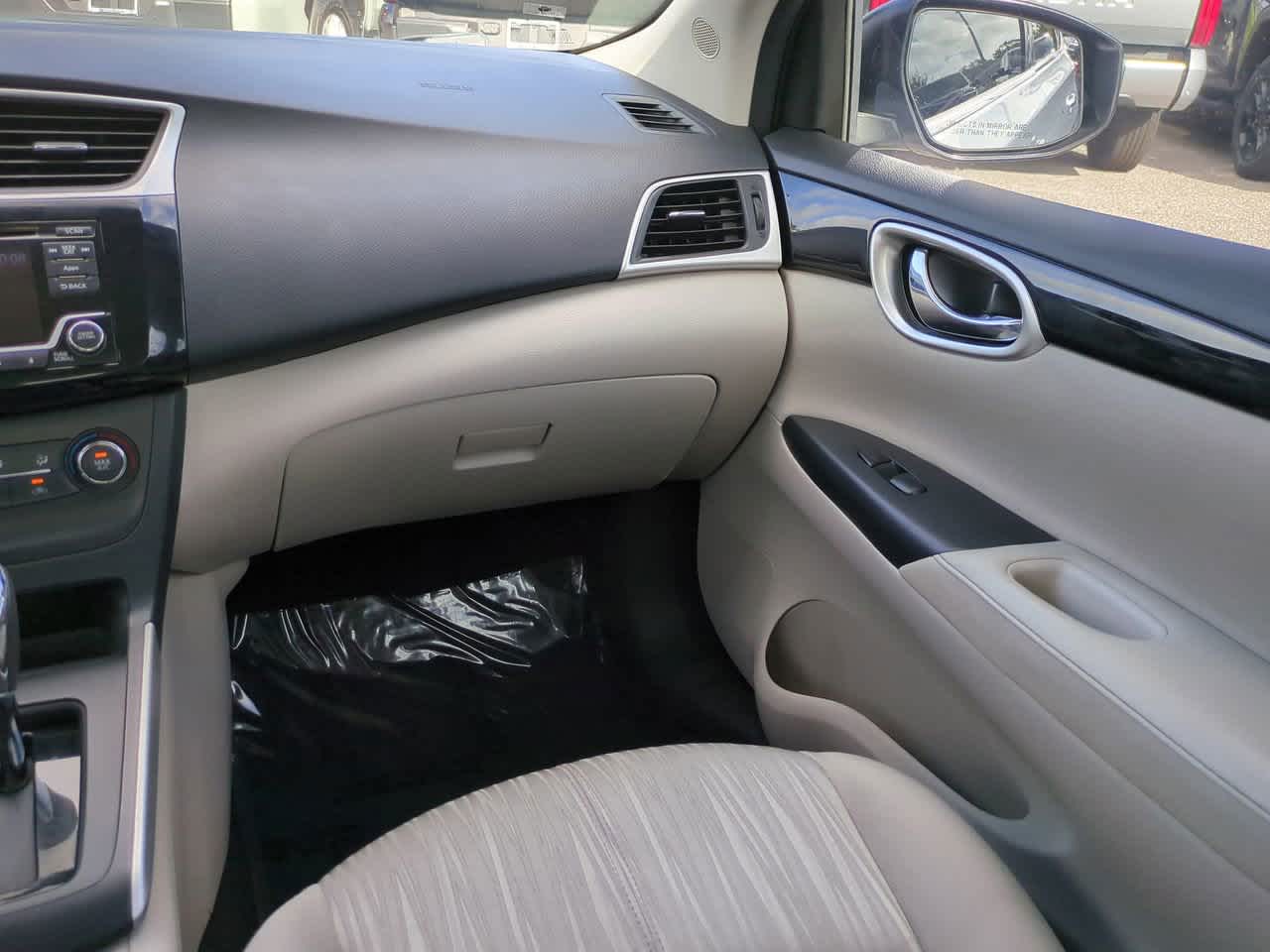 Thumbnail: 2016 Nissan Sentra - 16