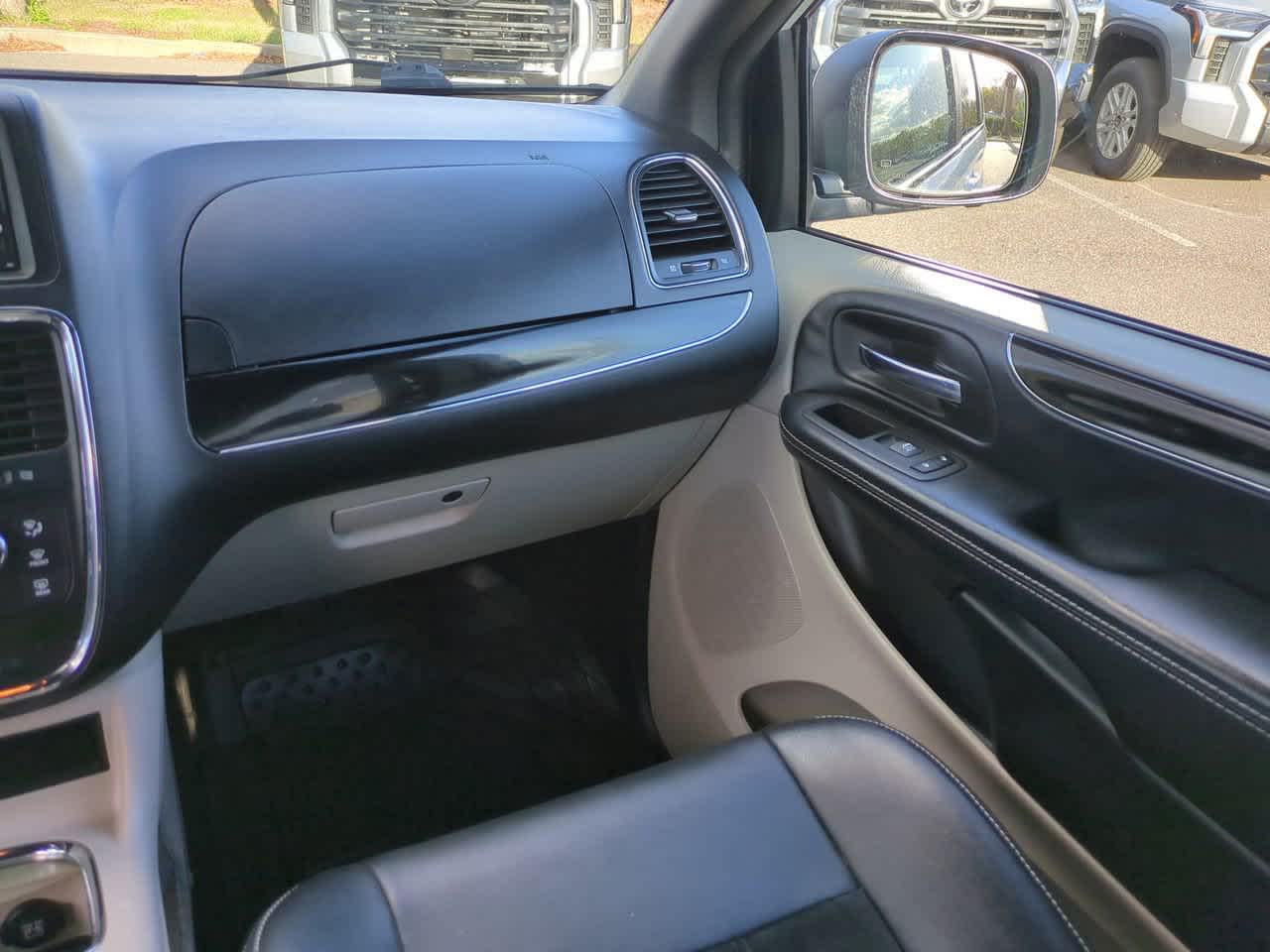 Thumbnail: 2017 Dodge Grand Caravan - 17