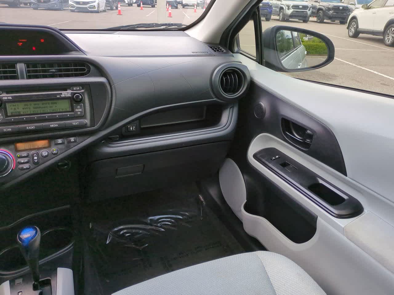 Thumbnail: 2014 Toyota Prius c - 16