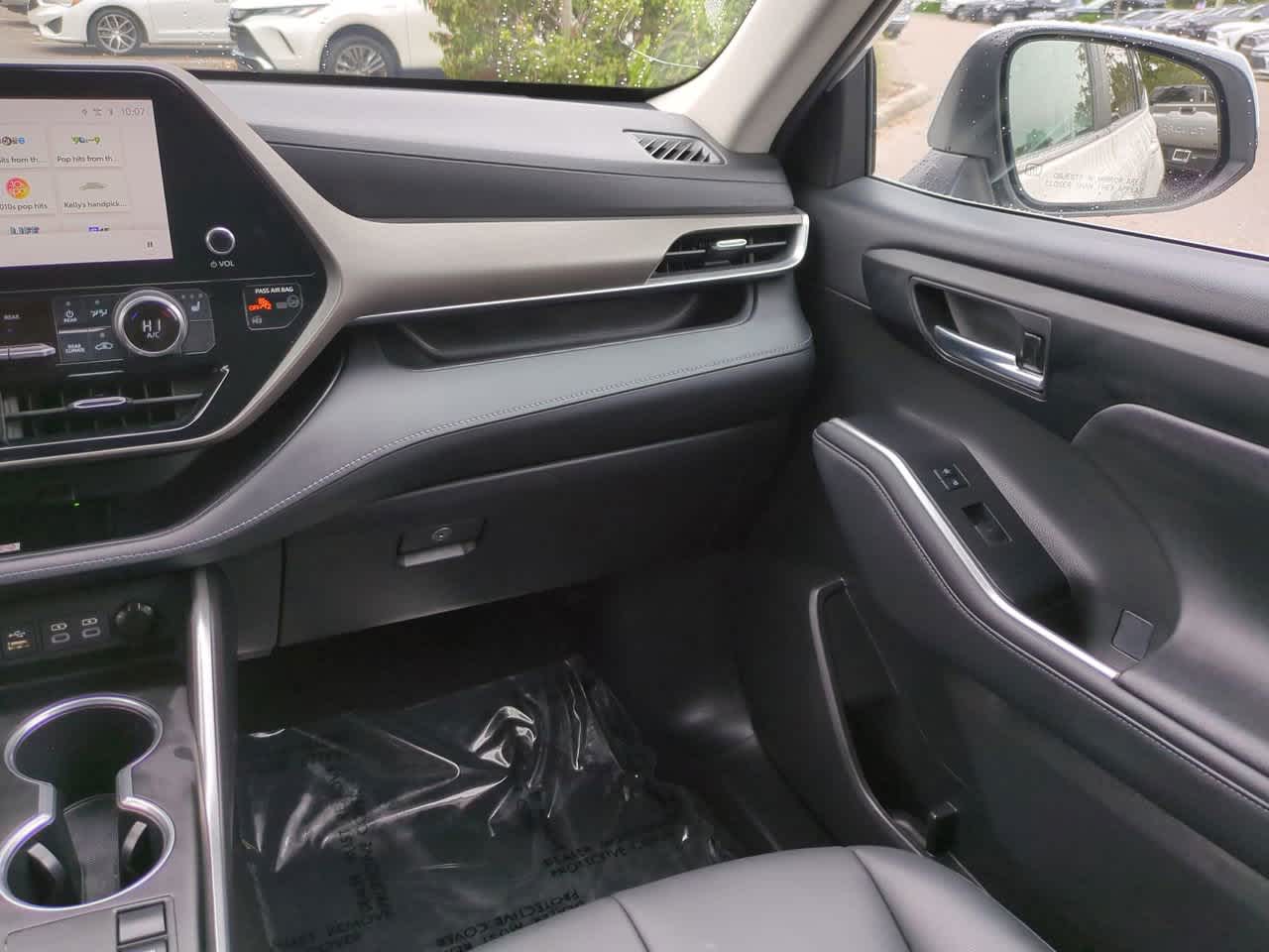 Thumbnail: 2023 Toyota Highlander - 17