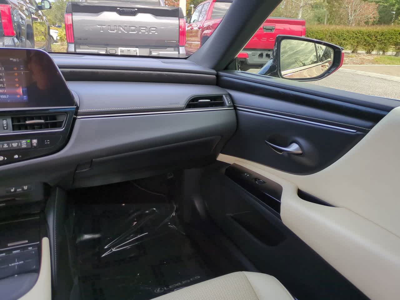 Thumbnail: 2022 Lexus ES - 16