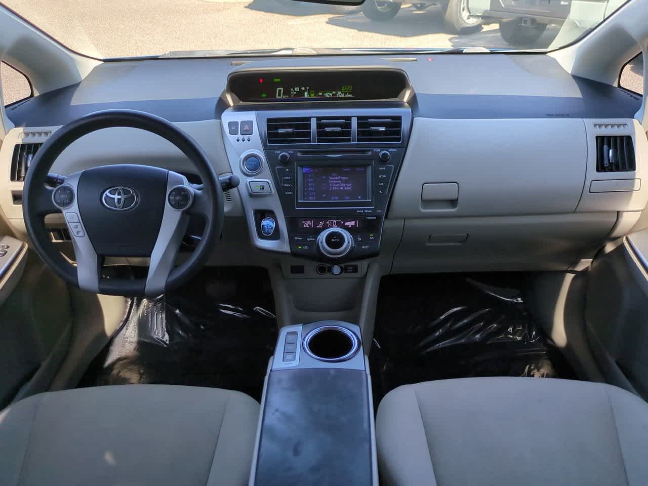 Thumbnail: 2014 Toyota Prius v - 14