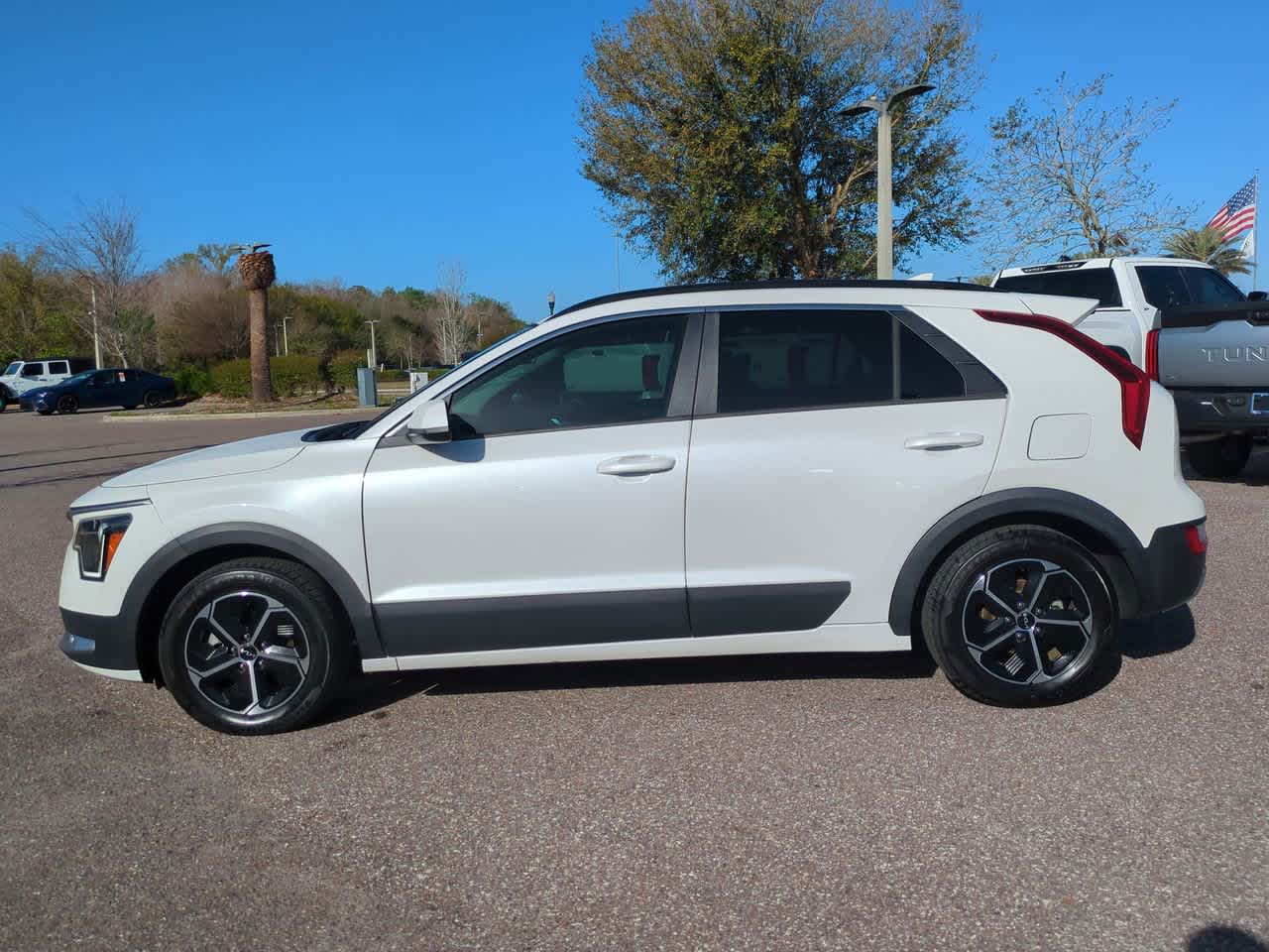 Thumbnail: 2023 Kia Niro - 3