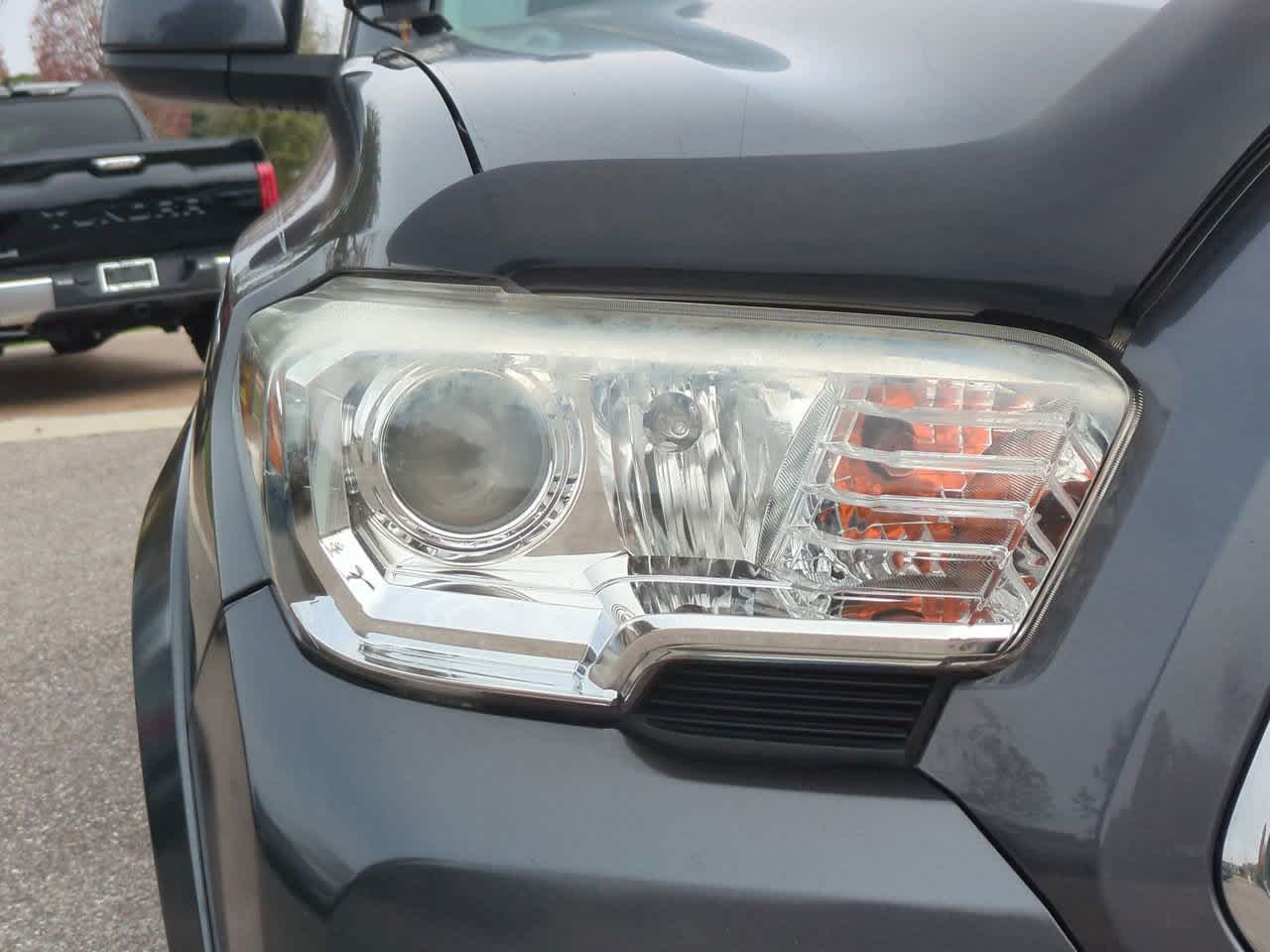 Thumbnail: 2019 Toyota Tacoma - 10