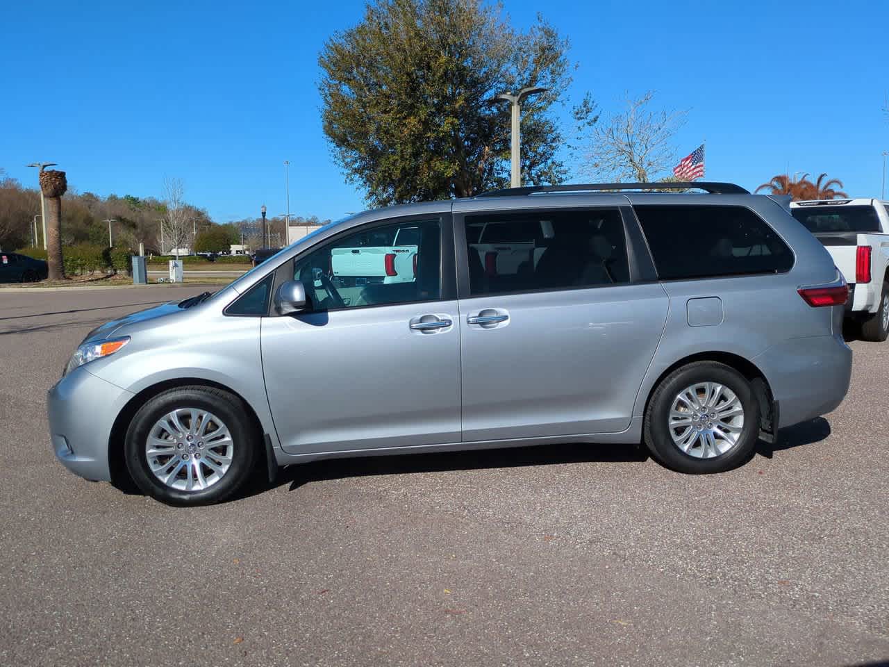 Thumbnail: 2017 Toyota Sienna - 3
