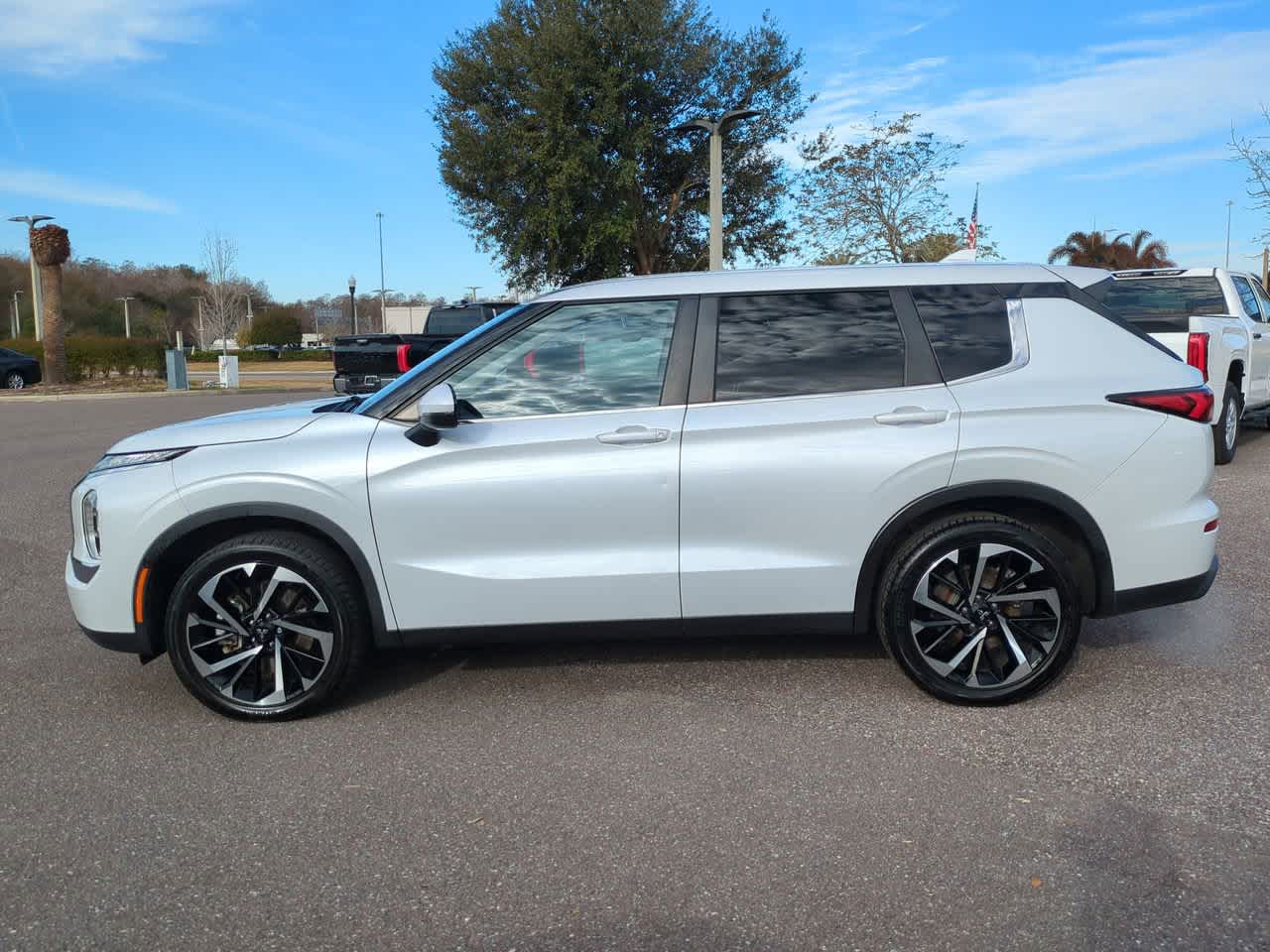 Thumbnail: 2022 Mitsubishi Outlander - 3