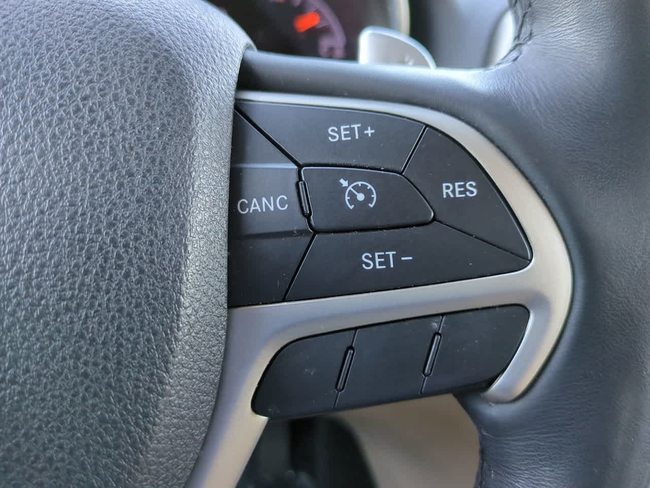 Thumbnail: 2015 Jeep Grand Cherokee - 25