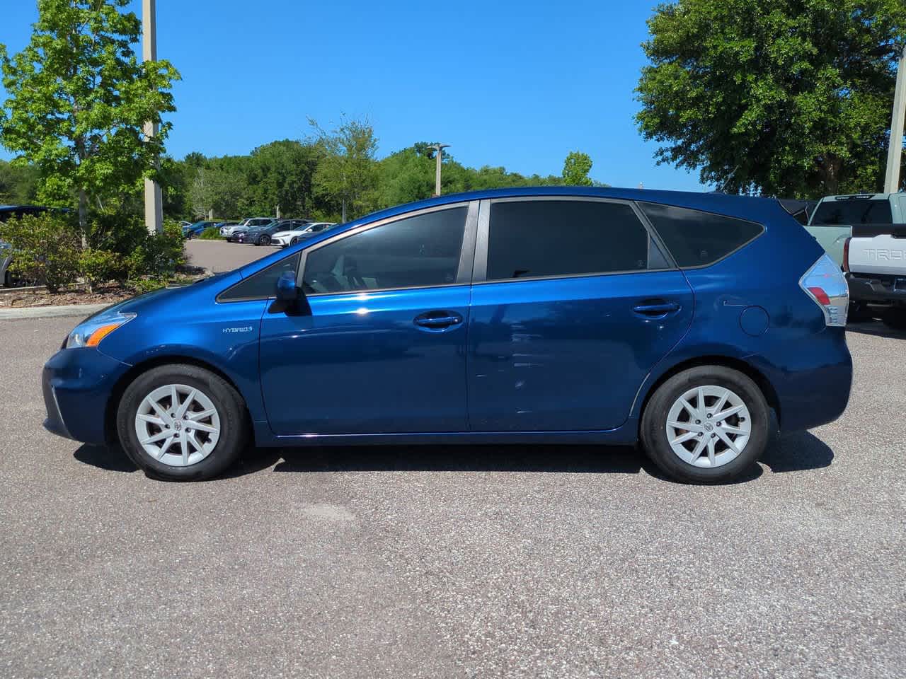 Thumbnail: 2014 Toyota Prius v - 3