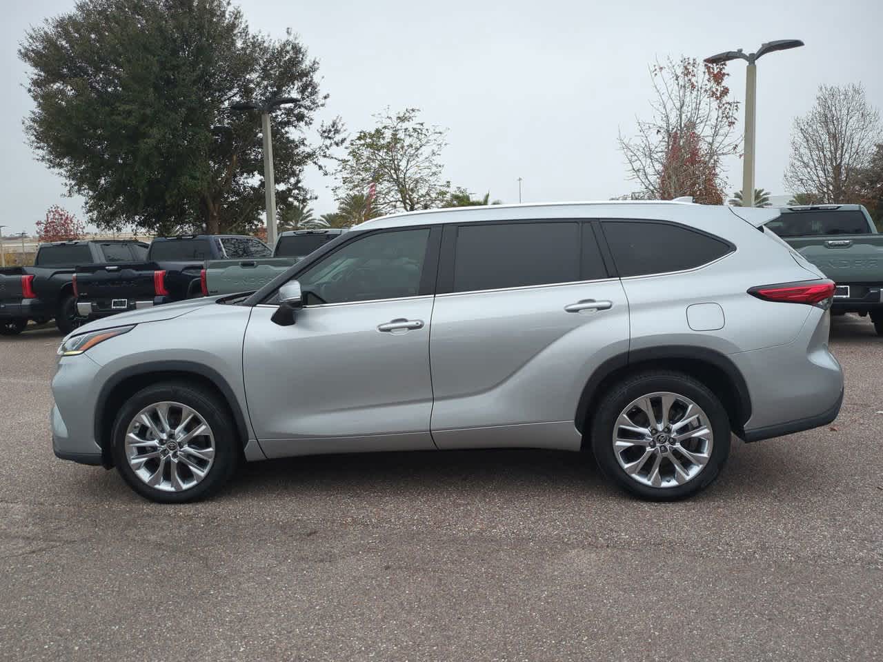 Thumbnail: 2023 Toyota Highlander - 3