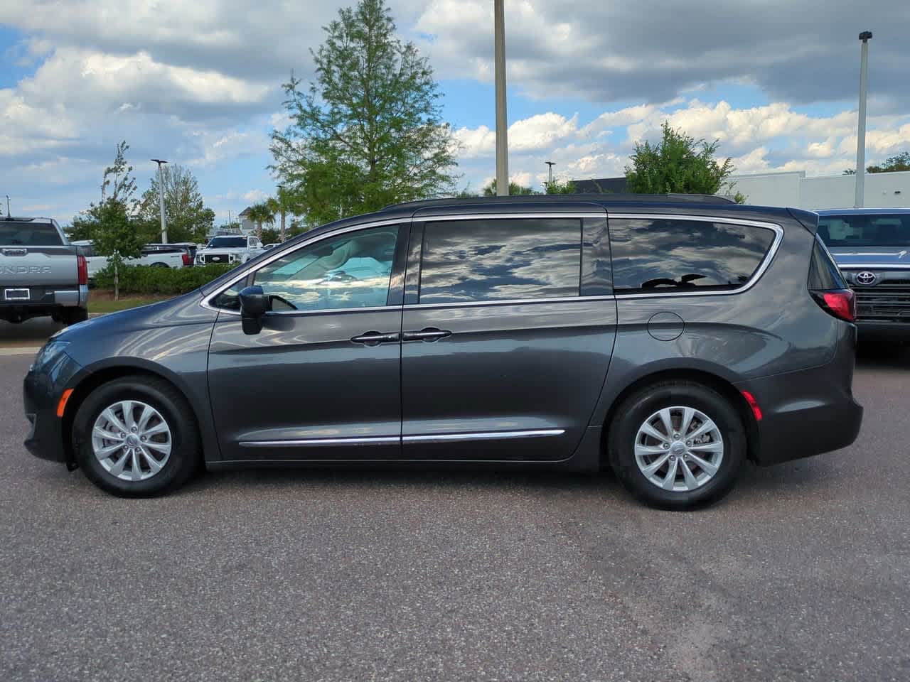 Thumbnail: 2017 Chrysler Pacifica - 3
