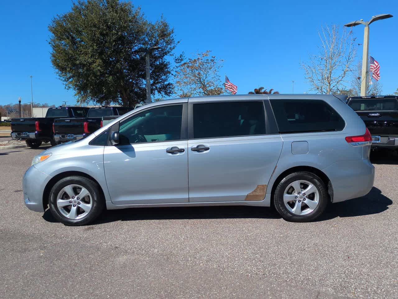 Thumbnail: 2014 Toyota Sienna - 3