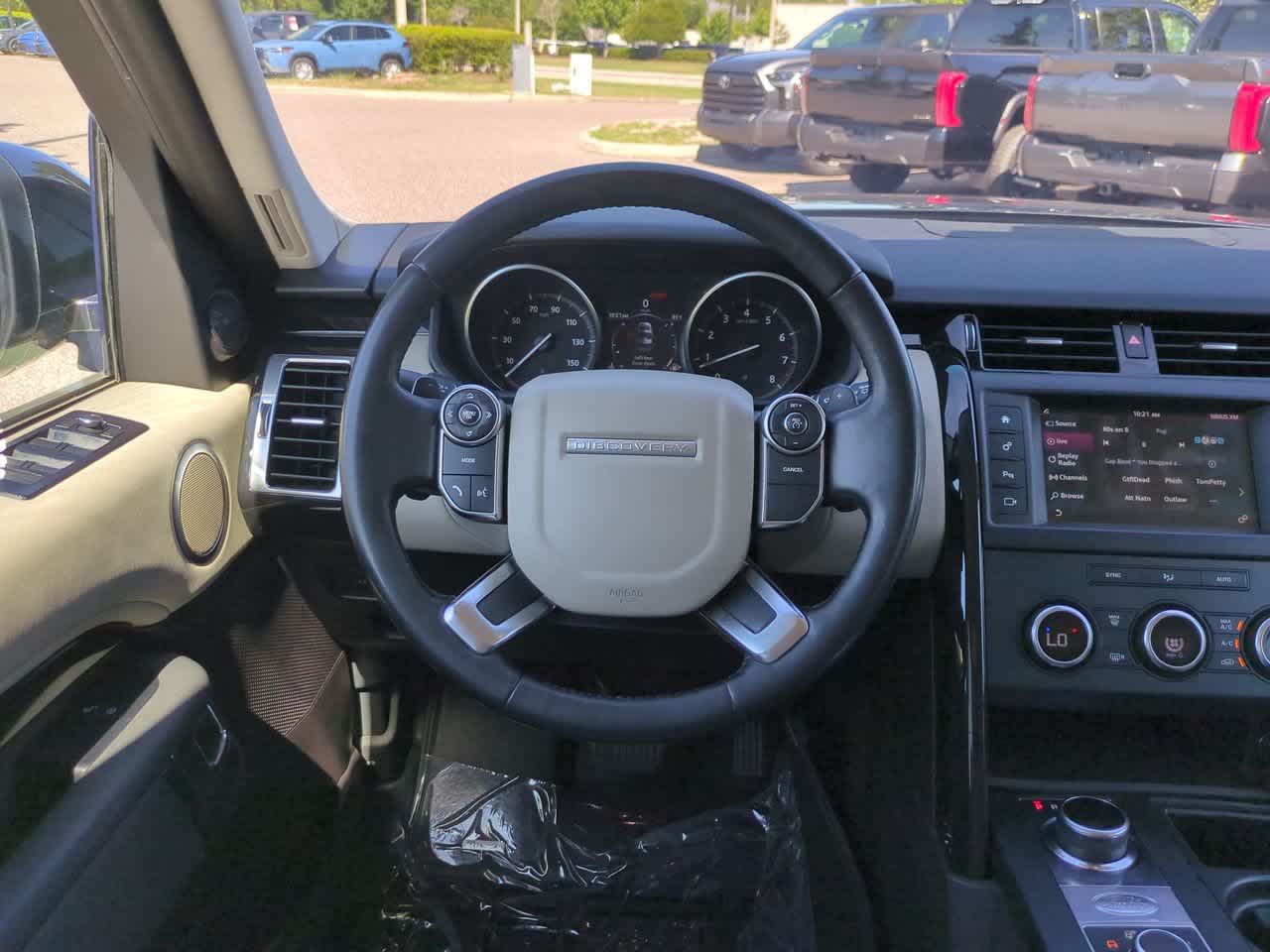 Thumbnail: 2017 Land Rover Discovery - 14